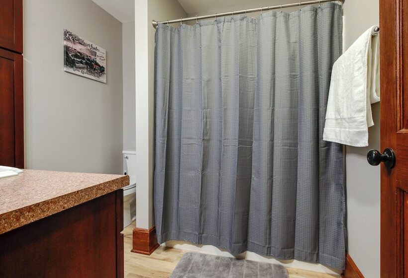 3 Mi To Road America: Spacious Elkhart Lake Home!