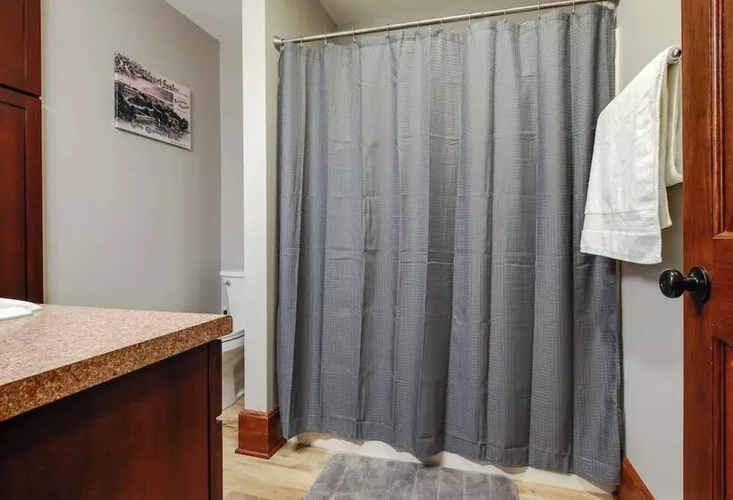 3 Mi To Road America: Spacious Elkhart Lake Home!