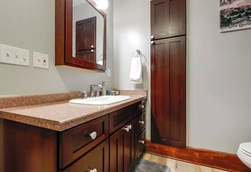 3 Mi To Road America: Spacious Elkhart Lake Home!