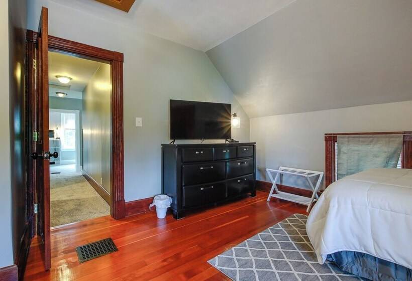 3 Mi To Road America: Spacious Elkhart Lake Home!