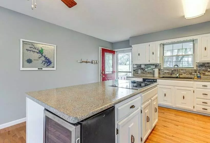 Waterfront Lake Anna Home: Porch & Fire Pit