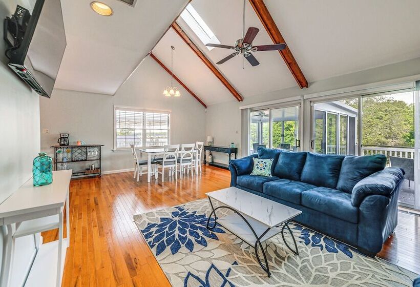 Waterfront Lake Anna Home: Porch & Fire Pit