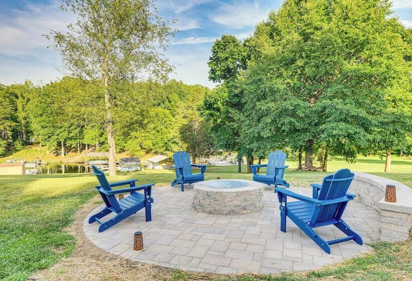 Waterfront Lake Anna Home: Porch & Fire Pit