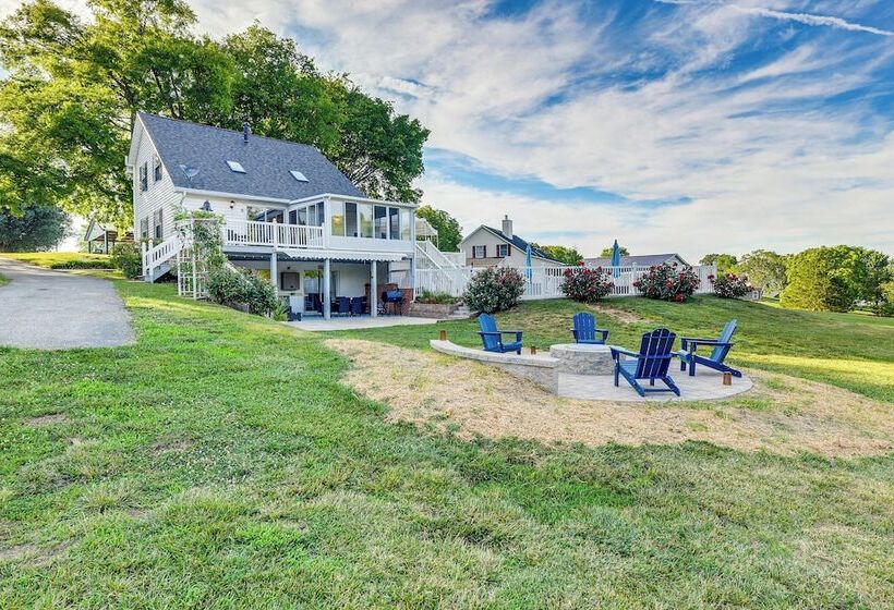Waterfront Lake Anna Home: Porch & Fire Pit