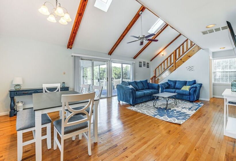 Waterfront Lake Anna Home: Porch & Fire Pit