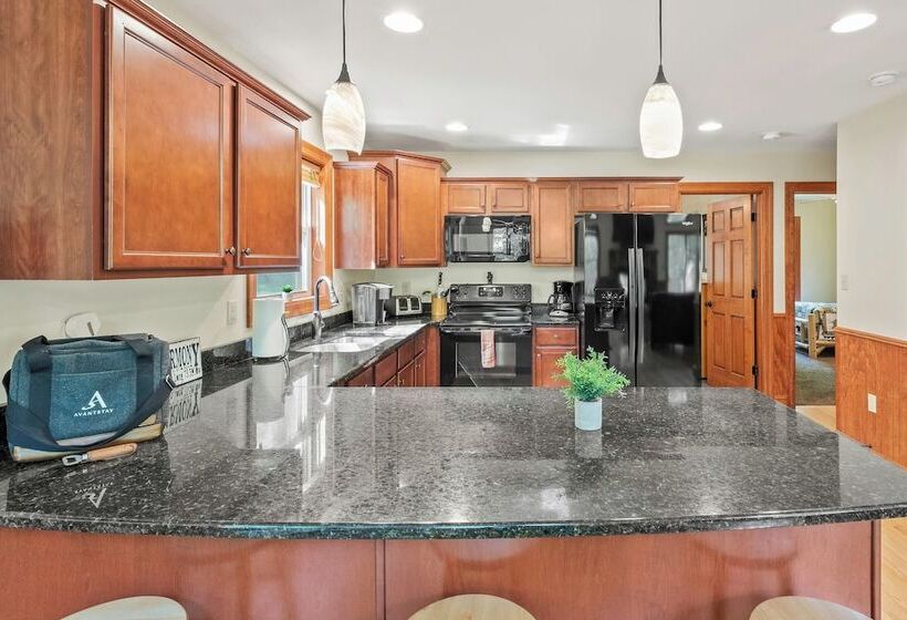 Bear Paw Lodge By Avantstay Hot Tub, Deck, & Fire Pit