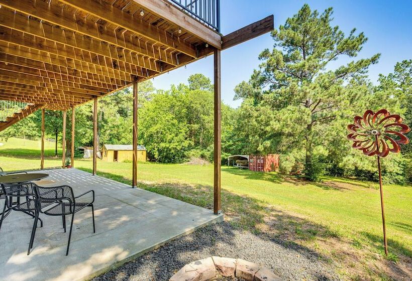 Frankston Vacation Rental: Walk To Lake Palestine!