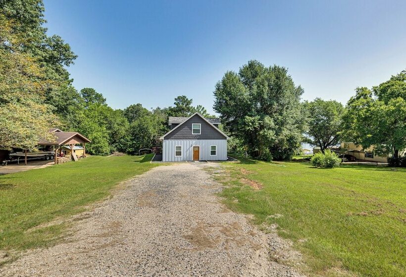 Frankston Vacation Rental: Walk To Lake Palestine!