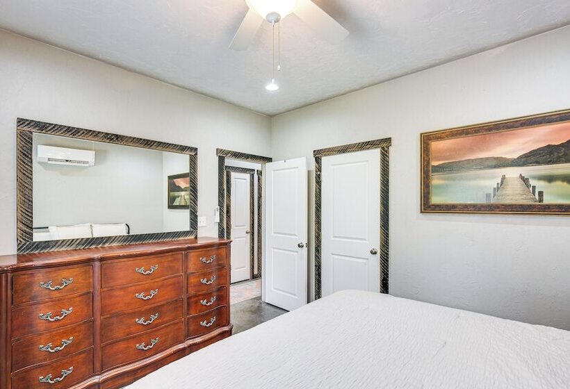 Frankston Vacation Rental: Walk To Lake Palestine!