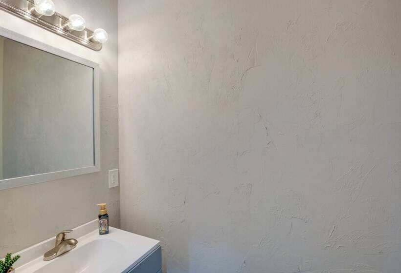 Frankston Vacation Rental: Walk To Lake Palestine!