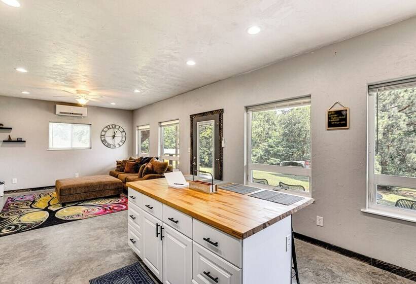 Frankston Vacation Rental: Walk To Lake Palestine!