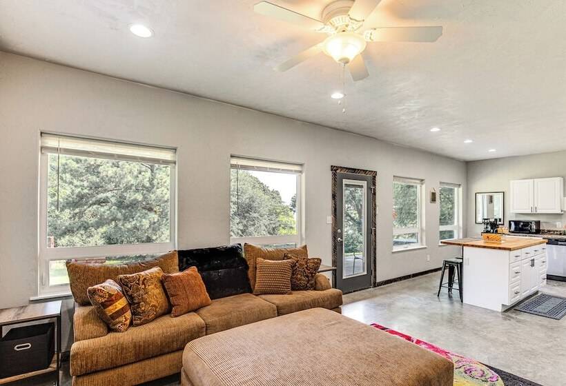 Frankston Vacation Rental: Walk To Lake Palestine!