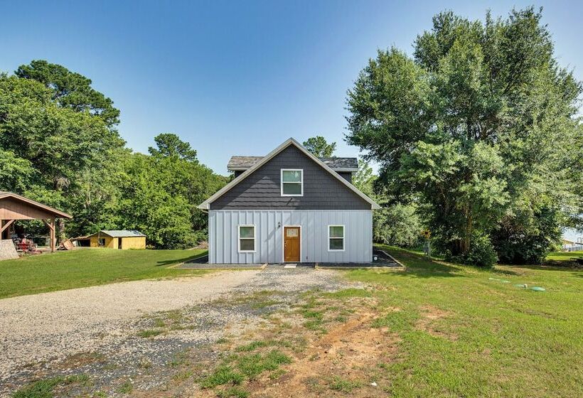 Frankston Vacation Rental: Walk To Lake Palestine!