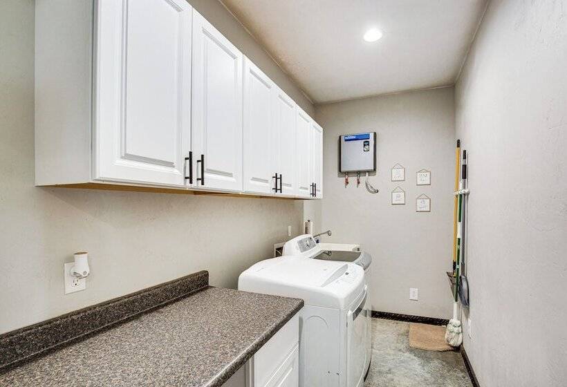 Frankston Vacation Rental: Walk To Lake Palestine!