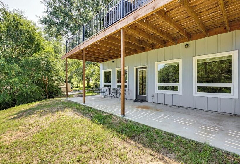 Frankston Vacation Rental: Walk To Lake Palestine!