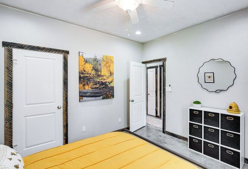 Frankston Vacation Rental: Walk To Lake Palestine!