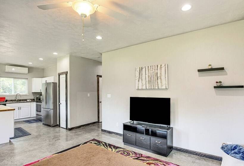 Frankston Vacation Rental: Walk To Lake Palestine!