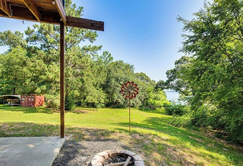 Frankston Vacation Rental: Walk To Lake Palestine!