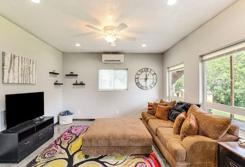 Frankston Vacation Rental: Walk To Lake Palestine!