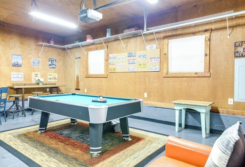 Home W/ Fire Pit, Near The Island In Pigeon Forge!