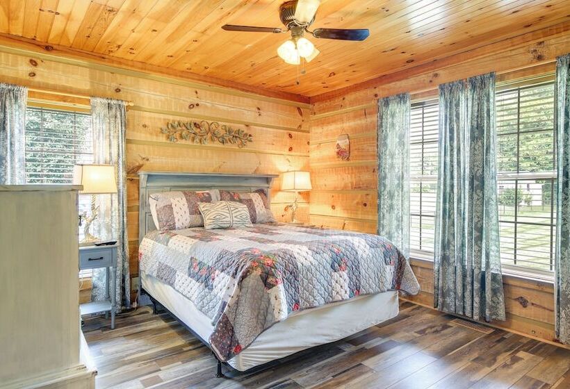 Home W/ Fire Pit, Near The Island In Pigeon Forge!