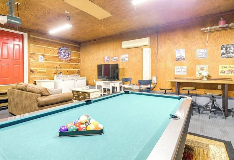 Home W/ Fire Pit, Near The Island In Pigeon Forge!