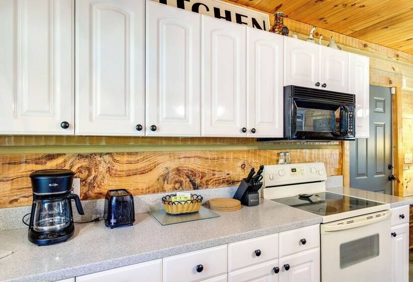 Home W/ Fire Pit, Near The Island In Pigeon Forge!