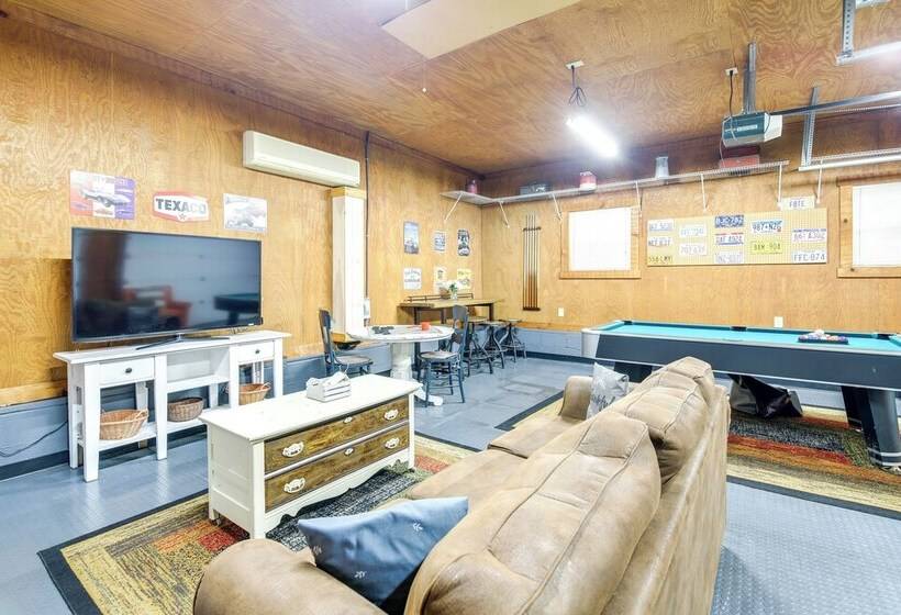 Home W/ Fire Pit, Near The Island In Pigeon Forge!