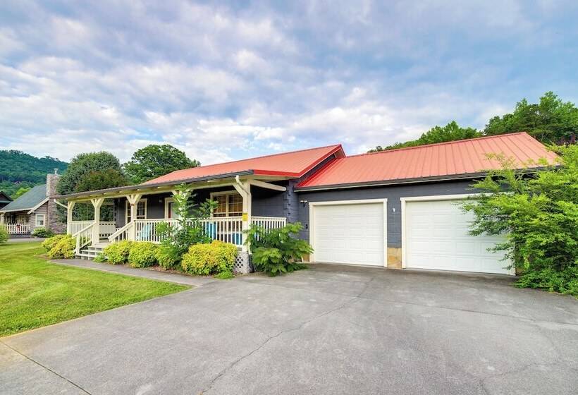 Home W/ Fire Pit, Near The Island In Pigeon Forge!