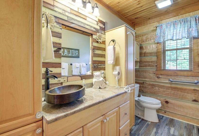 Home W/ Fire Pit, Near The Island In Pigeon Forge!