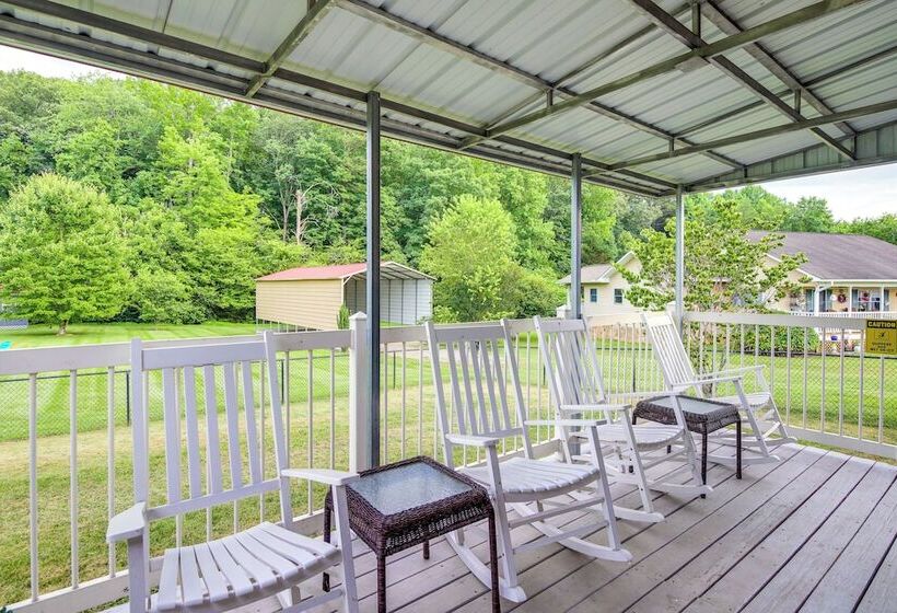 Home W/ Fire Pit, Near The Island In Pigeon Forge!