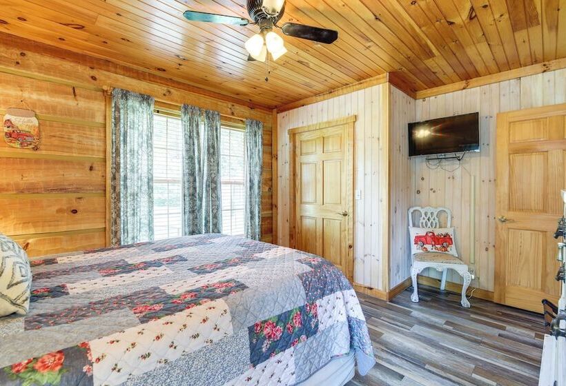 Home W/ Fire Pit, Near The Island In Pigeon Forge!