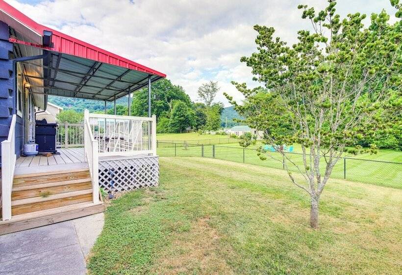 Home W/ Fire Pit, Near The Island In Pigeon Forge!