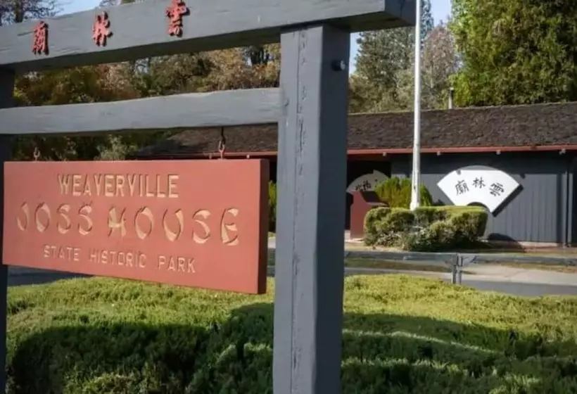 هتل Weaverville