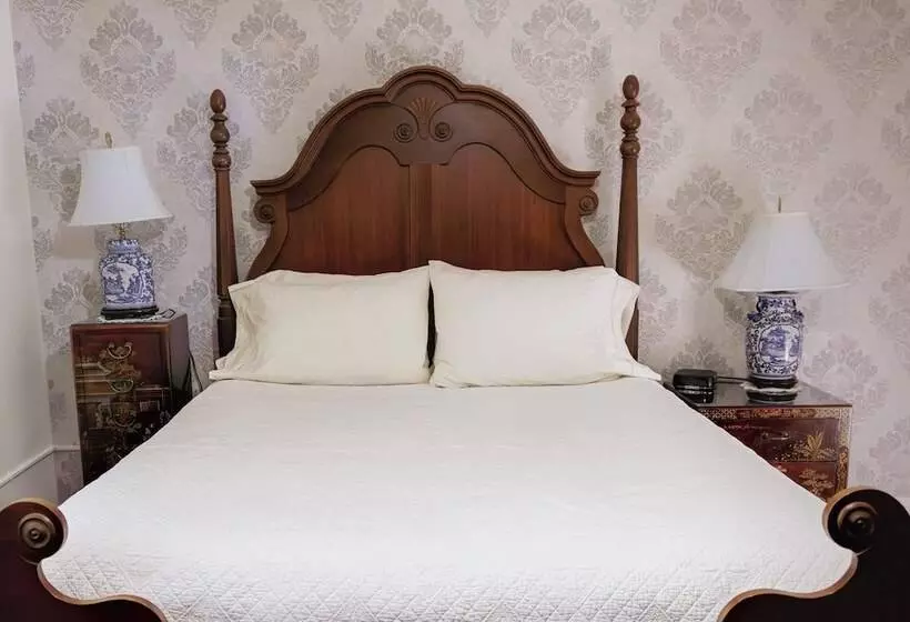 هتل Weaverville