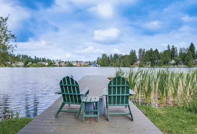 Lakefront Lynnwood Home W/ Balconies & Shared Dock
