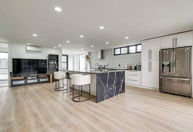 Lakefront Lynnwood Home W/ Balconies & Shared Dock