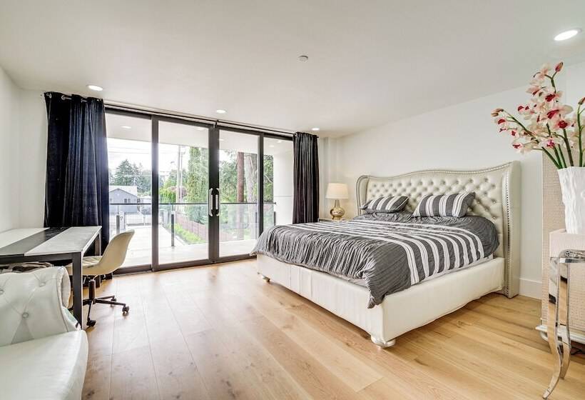 Lakefront Lynnwood Home W/ Balconies & Shared Dock