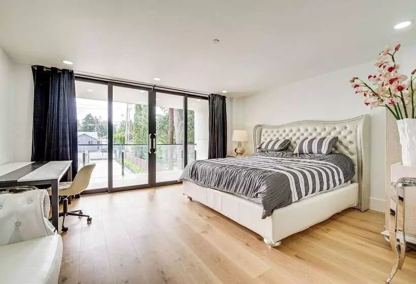 Lakefront Lynnwood Home W/ Balconies & Shared Dock