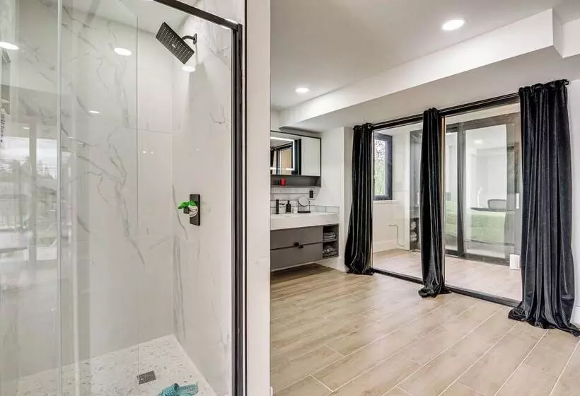 Lakefront Lynnwood Home W/ Balconies & Shared Dock