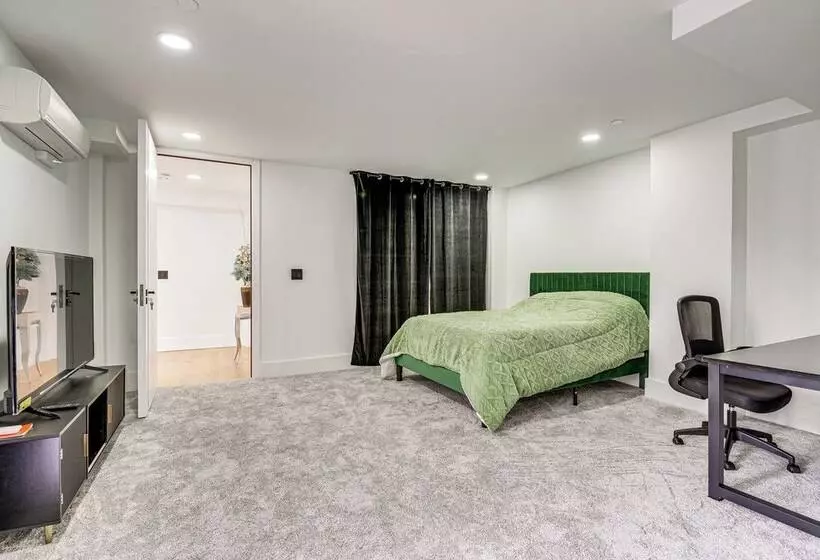 Lakefront Lynnwood Home W/ Balconies & Shared Dock