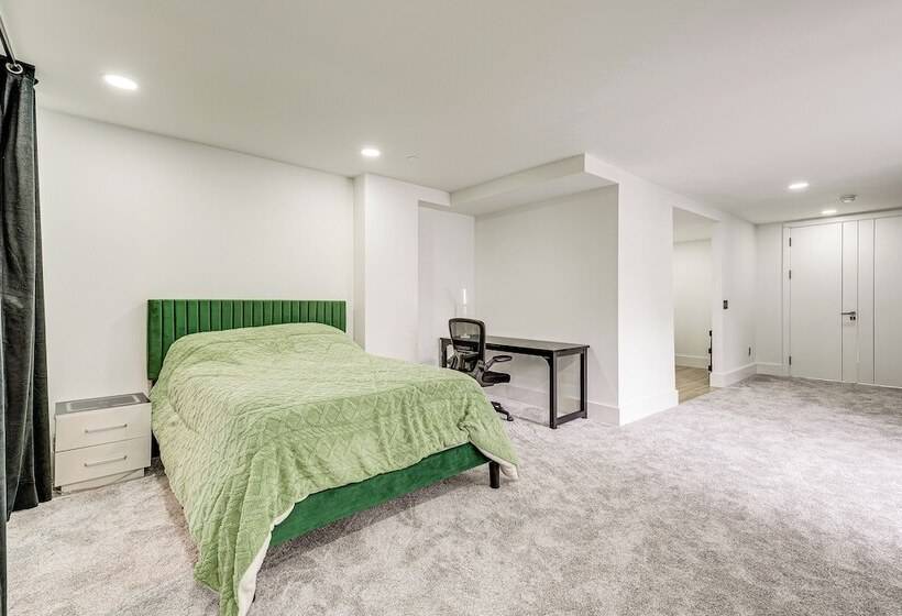 Lakefront Lynnwood Home W/ Balconies & Shared Dock