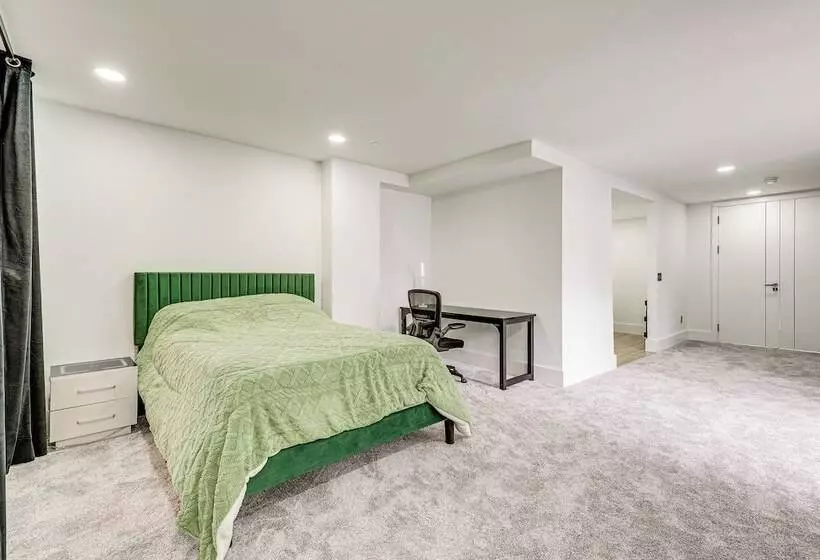 Lakefront Lynnwood Home W/ Balconies & Shared Dock