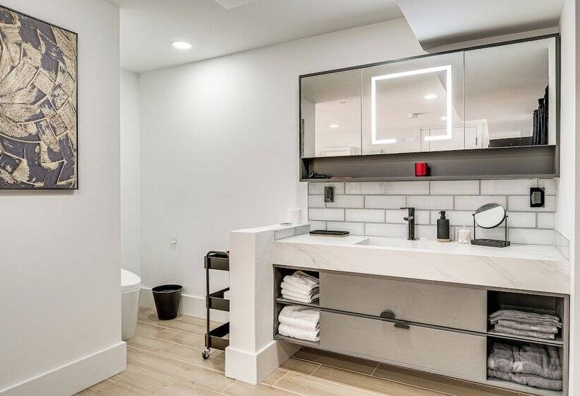 Lakefront Lynnwood Home W/ Balconies & Shared Dock