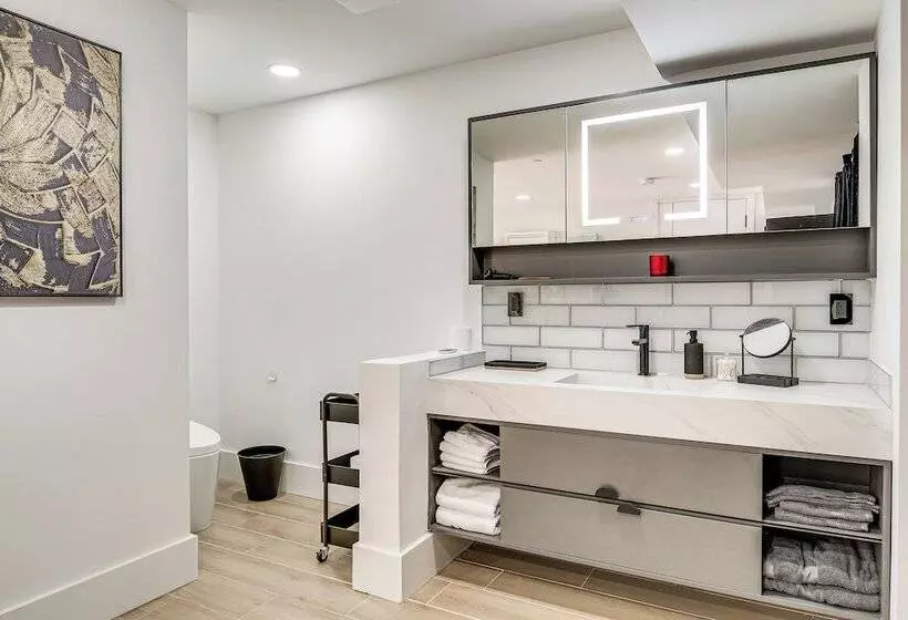 Lakefront Lynnwood Home W/ Balconies & Shared Dock