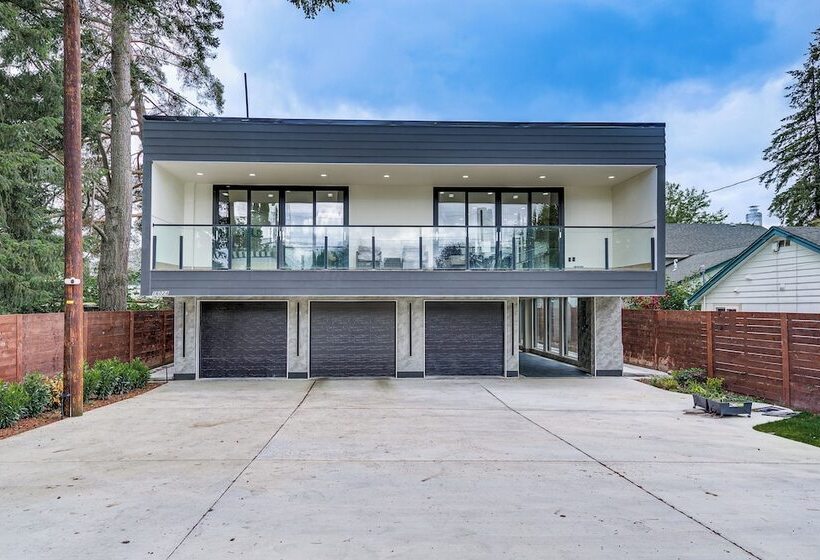 Lakefront Lynnwood Home W/ Balconies & Shared Dock