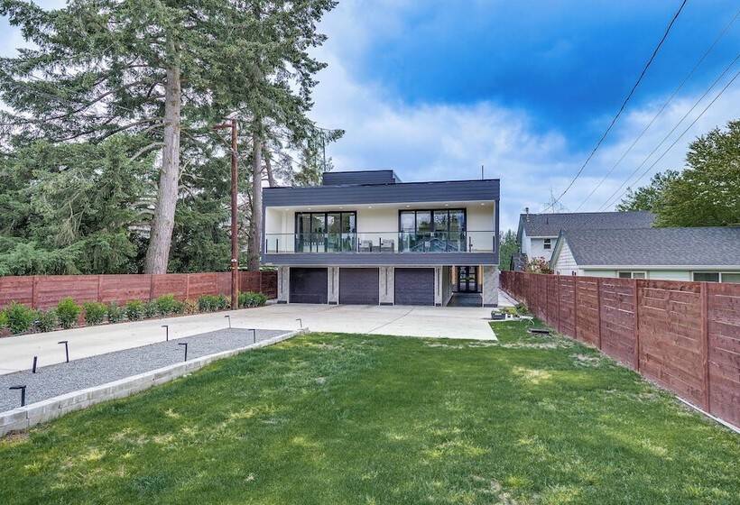 Lakefront Lynnwood Home W/ Balconies & Shared Dock