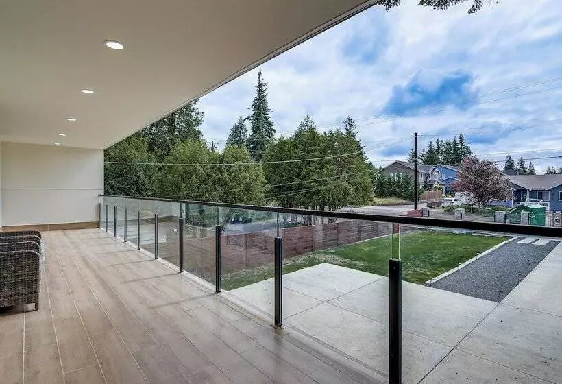 Lakefront Lynnwood Home W/ Balconies & Shared Dock