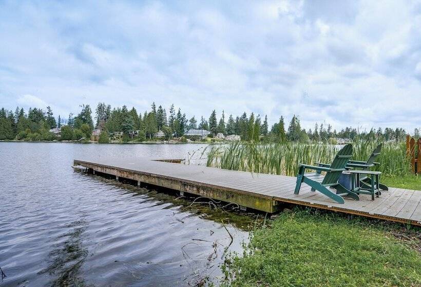 Lakefront Lynnwood Home W/ Balconies & Shared Dock