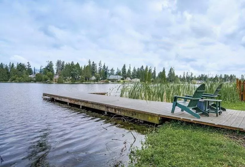 Lakefront Lynnwood Home W/ Balconies & Shared Dock